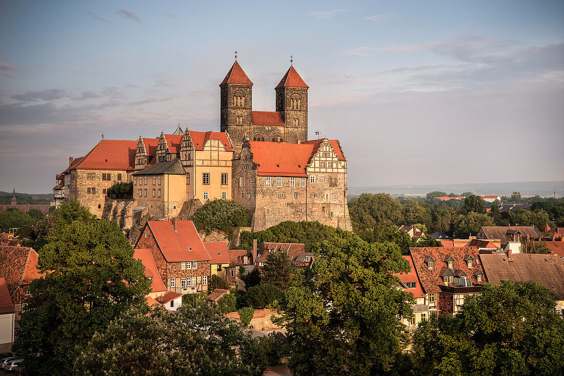 UNESCO Welterbe Fachwerkstadt Quedlinburg, Quedlinburger Schloss und Stiftskirche St. Servatii mit Stiftsgebäuden auf dem Schlossberg, Altstadt, Sachsen-Anhalt, Deutschland