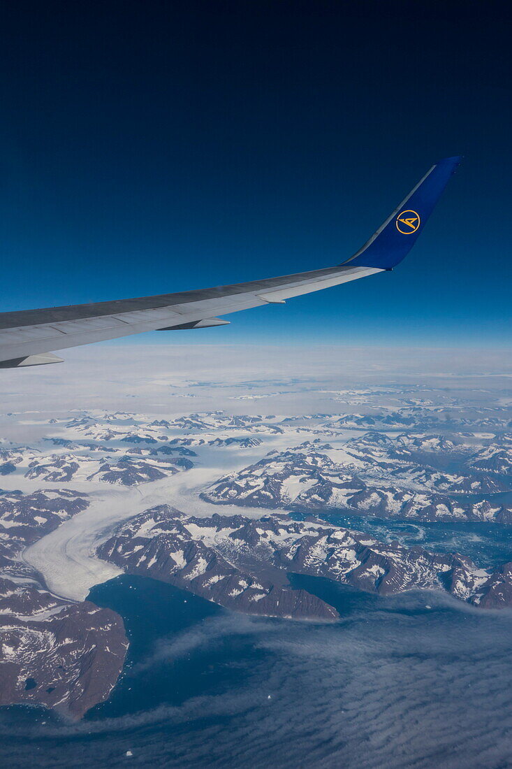 Luftaufnahme von Tragfläche mit Winglet von Condor B-767-300ER (D-ABUB) während Flug DE 2062 von Frankfurt nach Las Vegas mit Bergen und Gletscher der Ostküste von Grönland, über Grönland