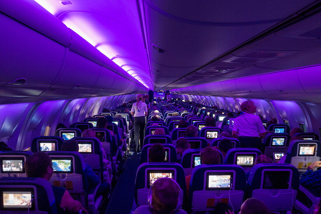 Flugbegleiter servieren Abendessen an Bord von Condor B-767-300ER (D-ABUL) während Flug DE 2065 von Las Vegas nach Frankfurt bei Nacht, über Utah, USA
