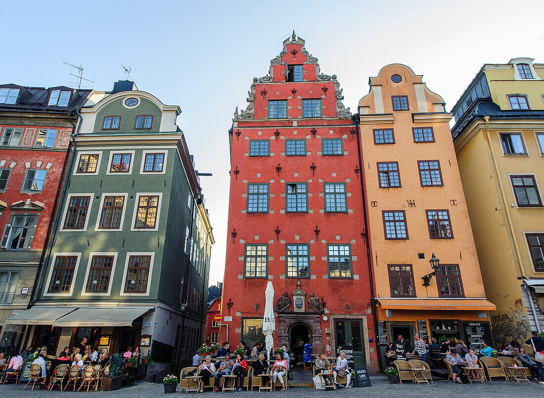 Cafes und Restaurants auf dem Hauptplatz Stortorget  in der Altstadt Gamla Stan , Stockholm, Schweden