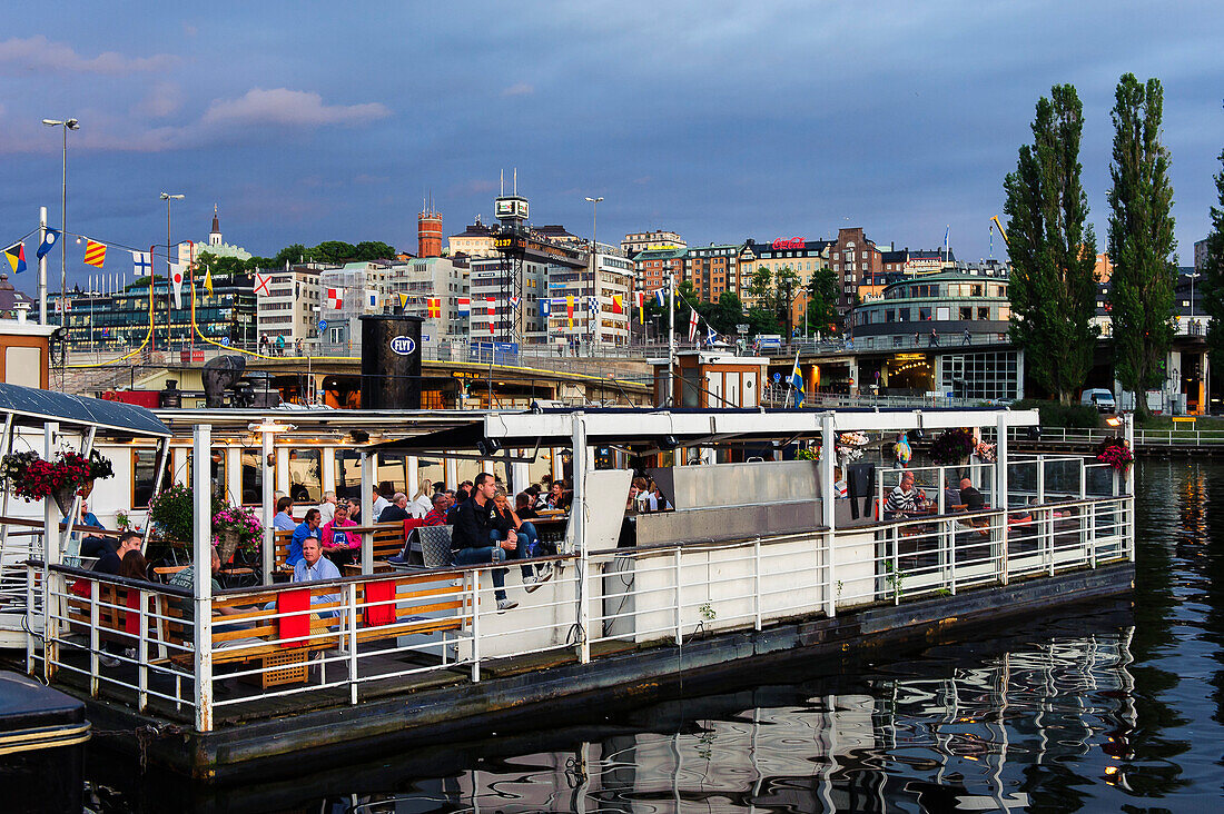 Blick auf Soedermalm, Schiffsrestaurant im Vordergrund , Stockholm, Schweden