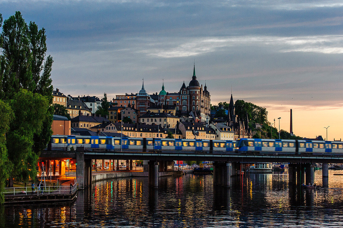 Blick auf Soedermalm mit Maiaberget, U-Bahn im Vordergrund , Stockholm, Schweden