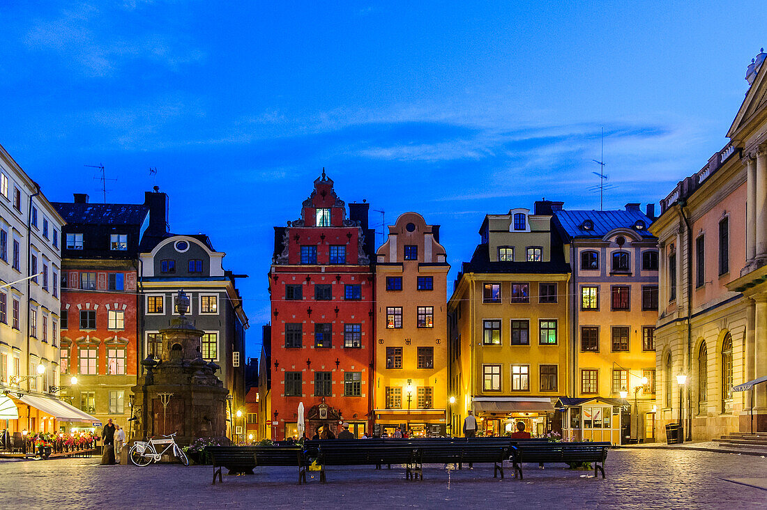 Parkbänke auf dem Hauptplatz Stortorget  in der Altstadt Gamla Stan , Stockholm, Schweden