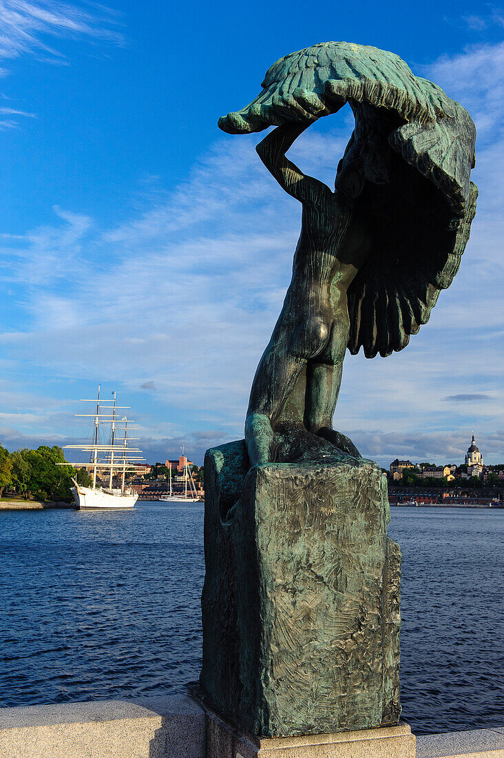 Blick auf Segelschiff Vandrarhem af Chapman und Skeppsholmen mit Skulptur im Vordergrund , Stockholm, Schweden