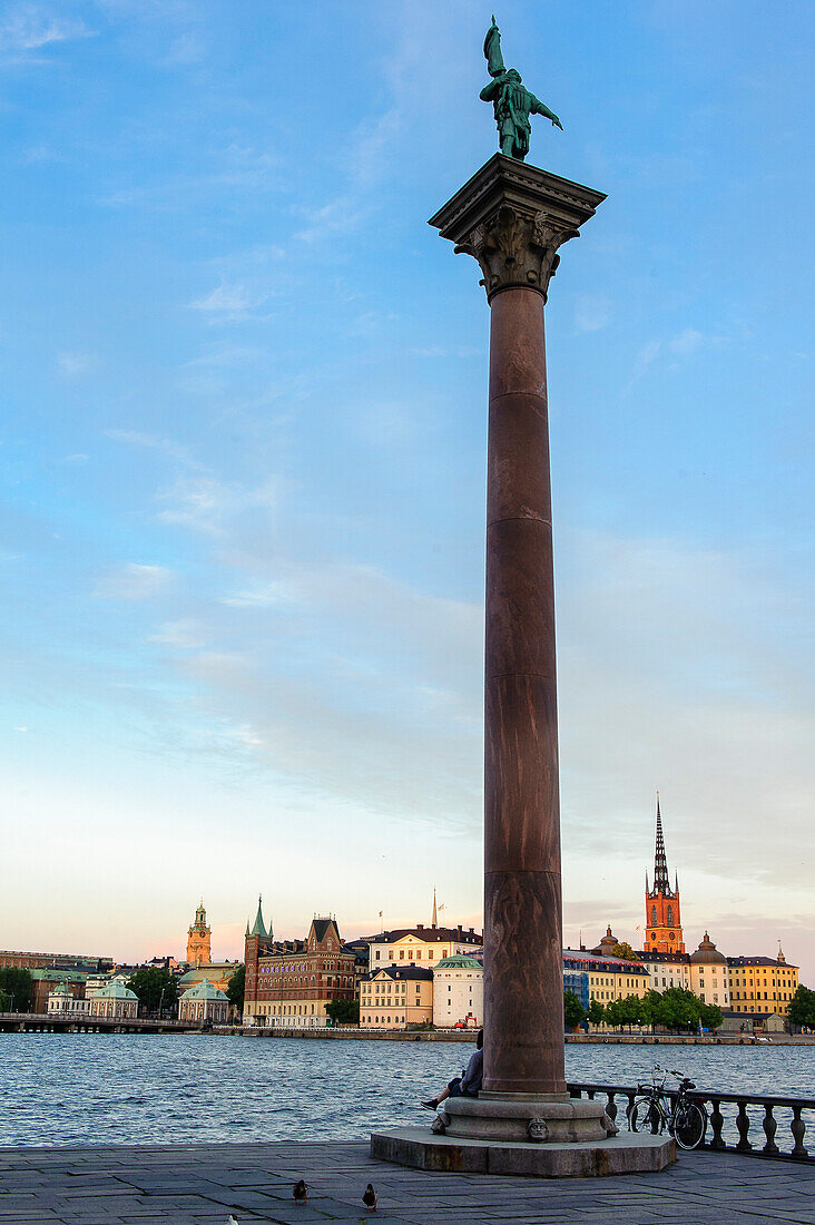 Im Garten des Stadshuset Rathaus. Altstadt im Hintergrund. , Stockholm, Schweden