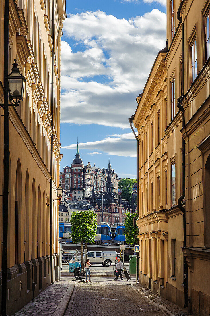 Gasse in der Altstadt Gamla Stan mit Blick auf U-Bahn , Stockholm, Schweden