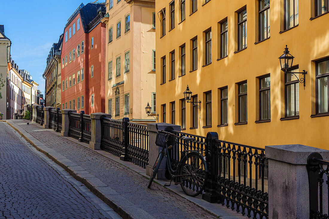 Fahrrad an einem Geländer in der Altstadt Gamla Stan , Stockholm, Schweden