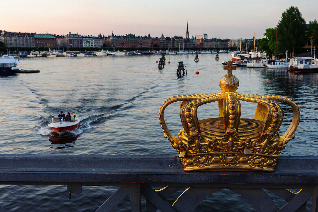 Blick von der Skeppsholmsbron mit Krone auf dem Geländer auf  Motorboot , Stockholm, Schweden