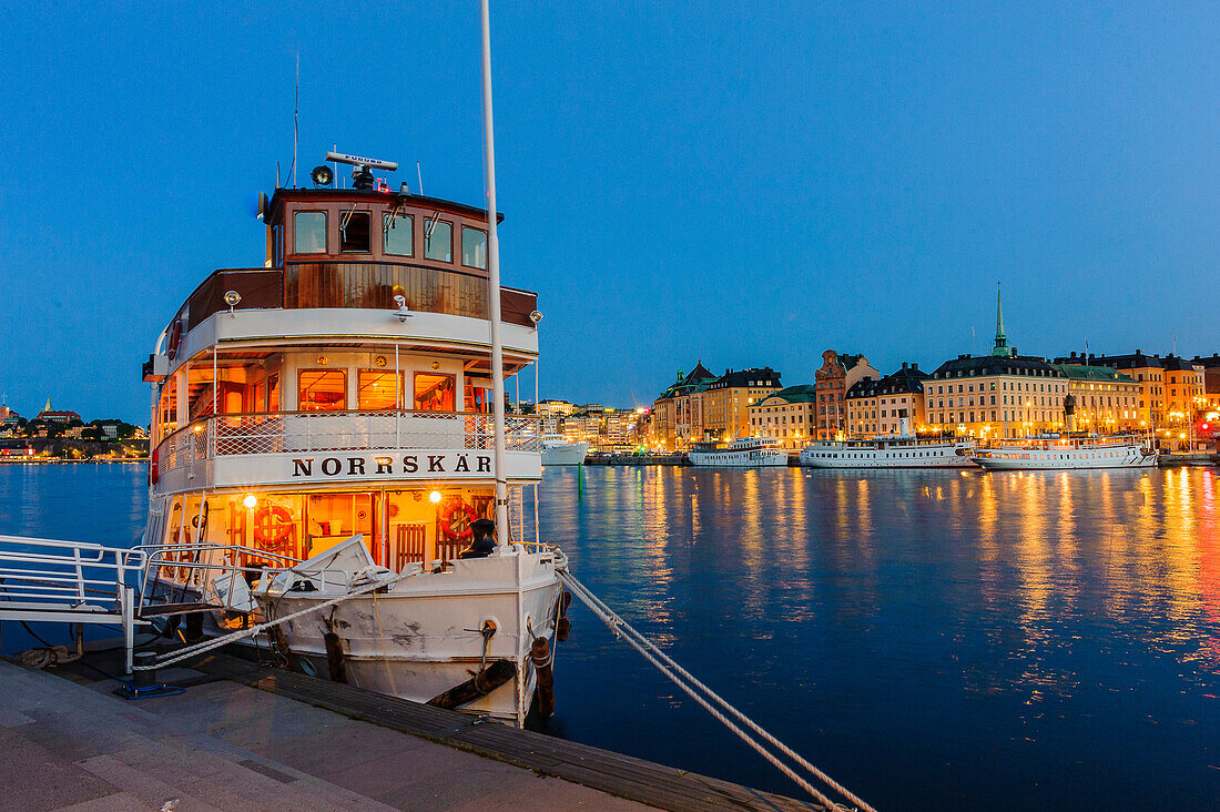 Alte Dampfschiffe am Stroembron , Stockholm, Schweden
