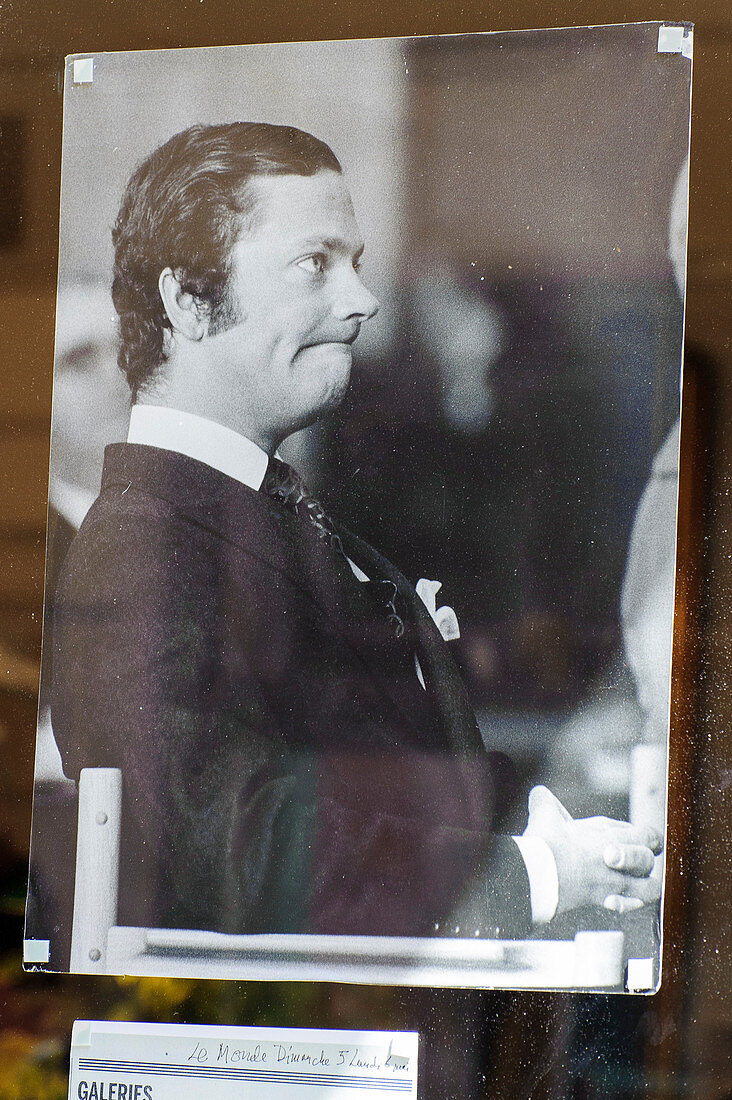 Altes Foto vom König Schwedens in einem Geschäft in  der Altstadt Gamla Stan , Stockholm, Schweden