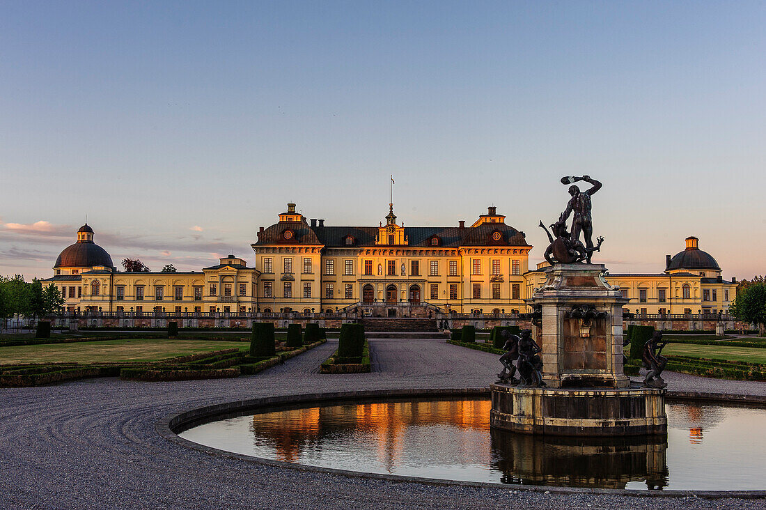 Schloss Drottningholm mit Springbrunnen , Stockholm, Schweden