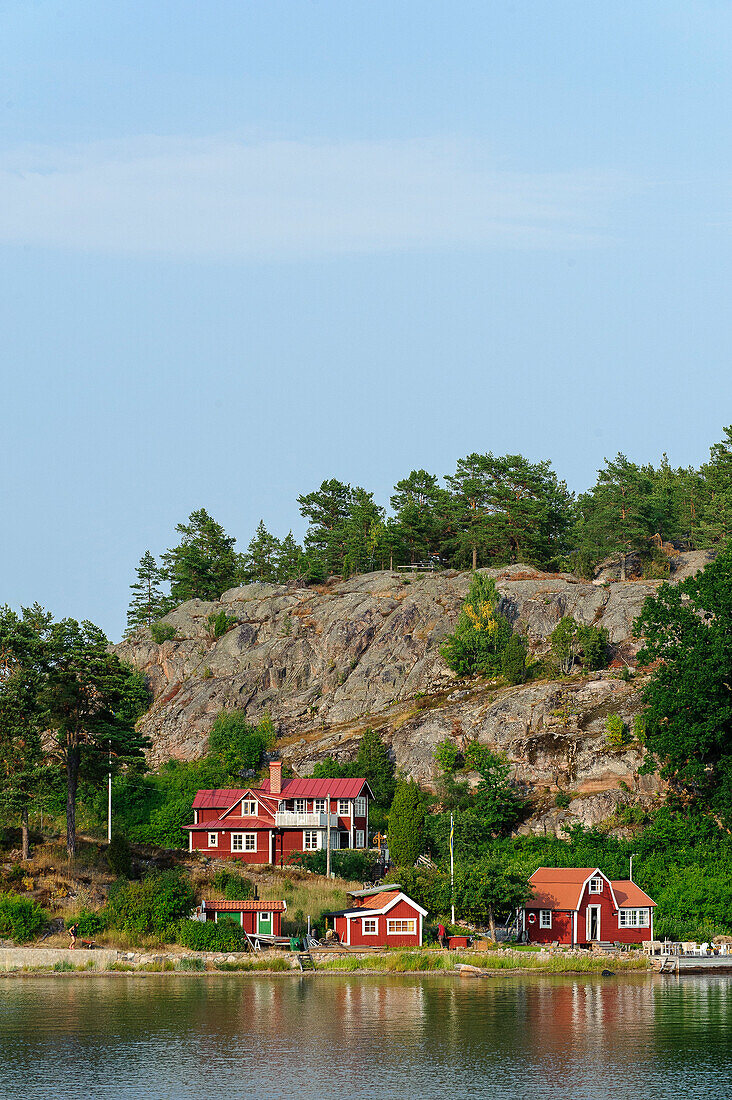 Schwedenhäuser auf einer Insel  im Stockholmer Schaerengarten , Stockholm, Schweden