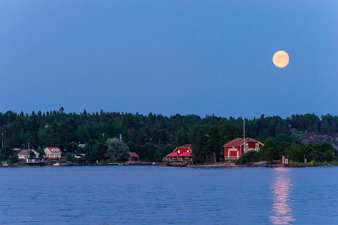 Schwedenhäuser bei Vollmond auf einer Insel  im Stockholmer Schaerengarten , Stockholm, Schweden