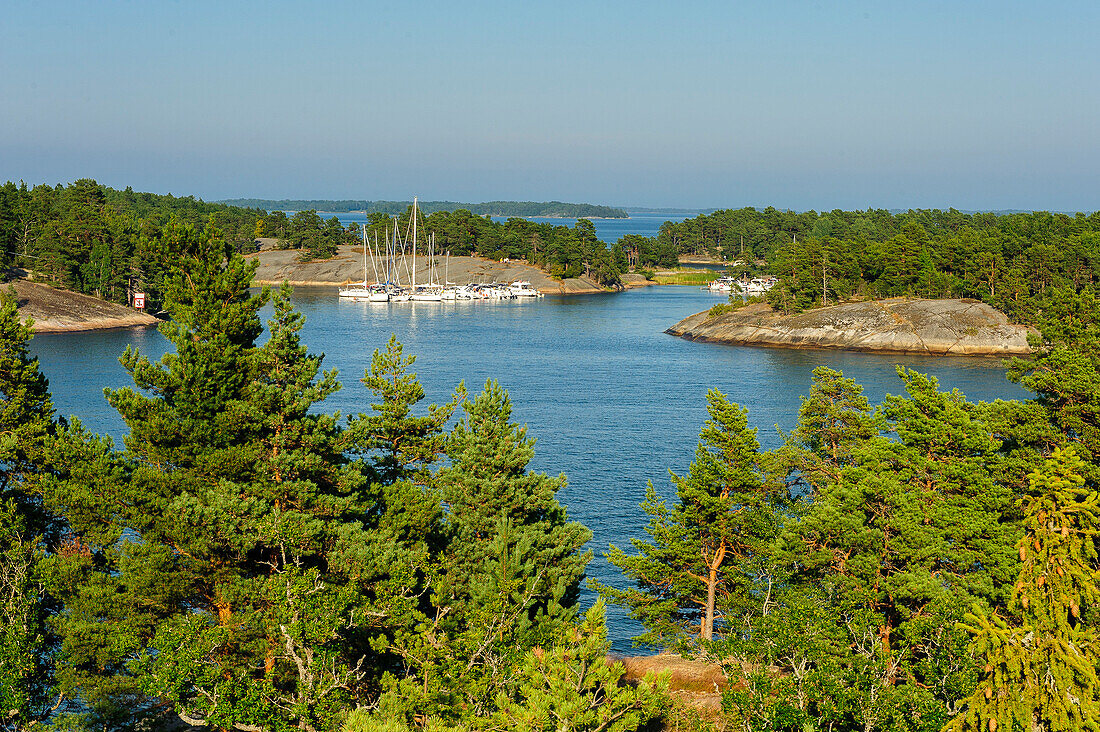 kleiner Jachthafen im Scharengarten Insel Fiskhamn , Stockholm, Schweden
