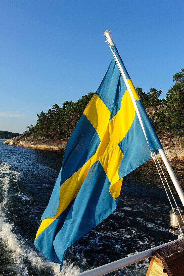 Schwedische Flagge auf einem Ausflugsschiff zu Schaereninseln , Stockholm, Schweden