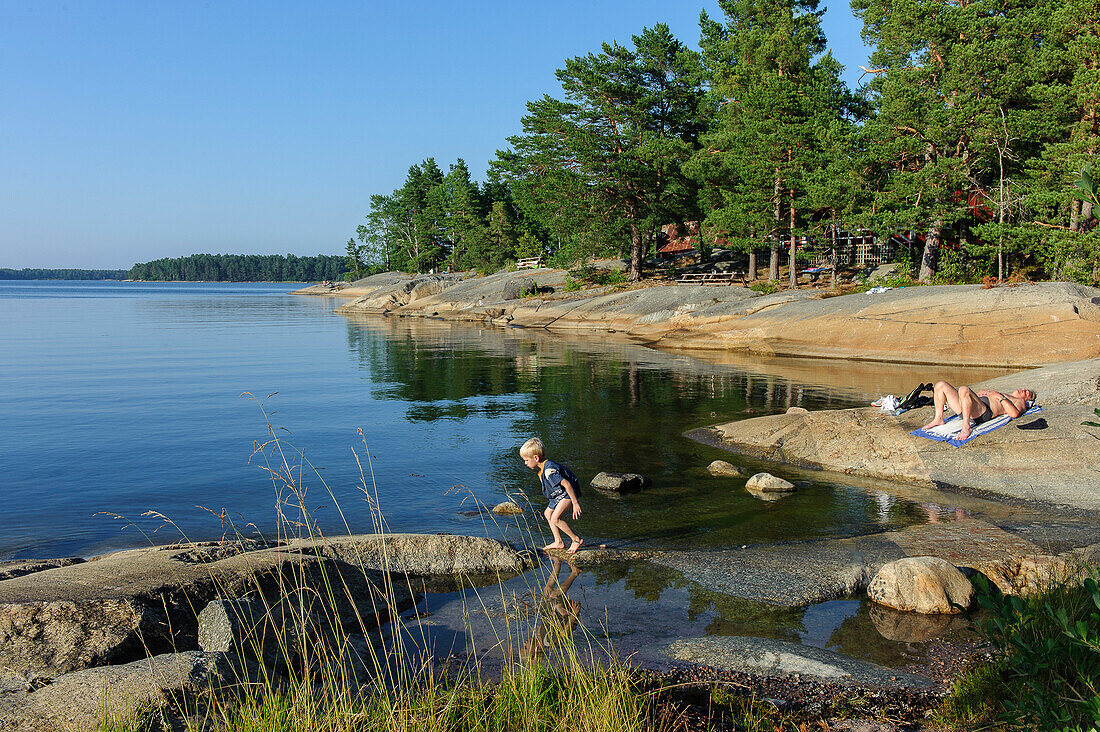 Sonnenbadene im Scharengarten Insel Fiskhamn , Stockholm, Schweden