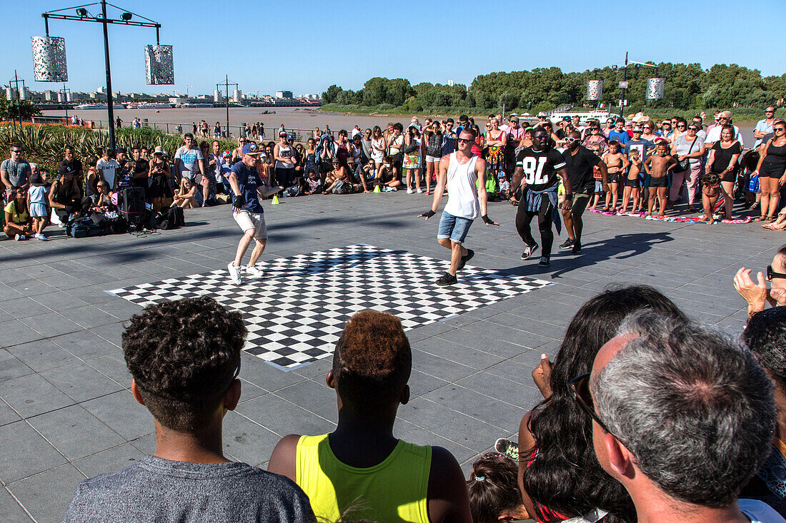 street performance, place de la bourse, city of bordeaux, gironde (33), france