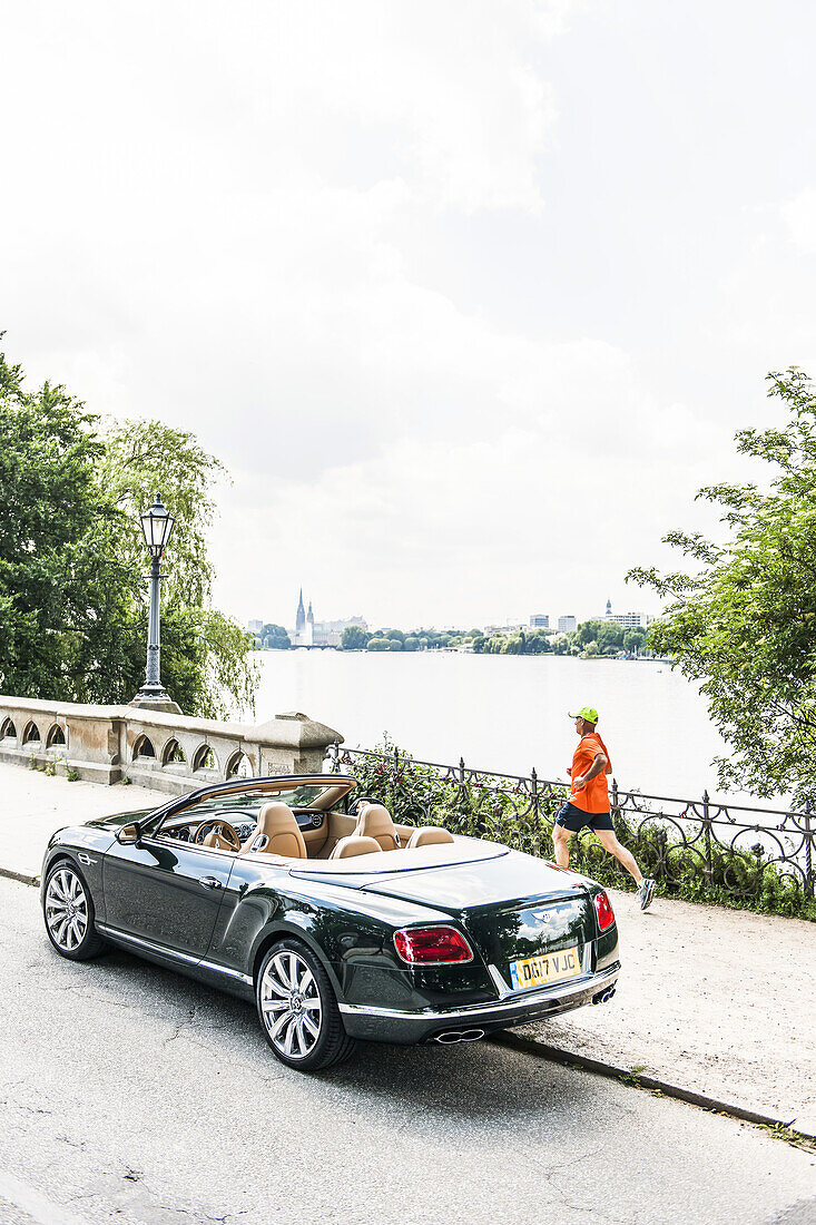 Bentley Sportcoupe Continental GT convertible at the Aussenalster in Hamburg, Hamburg, north Germany, Germany