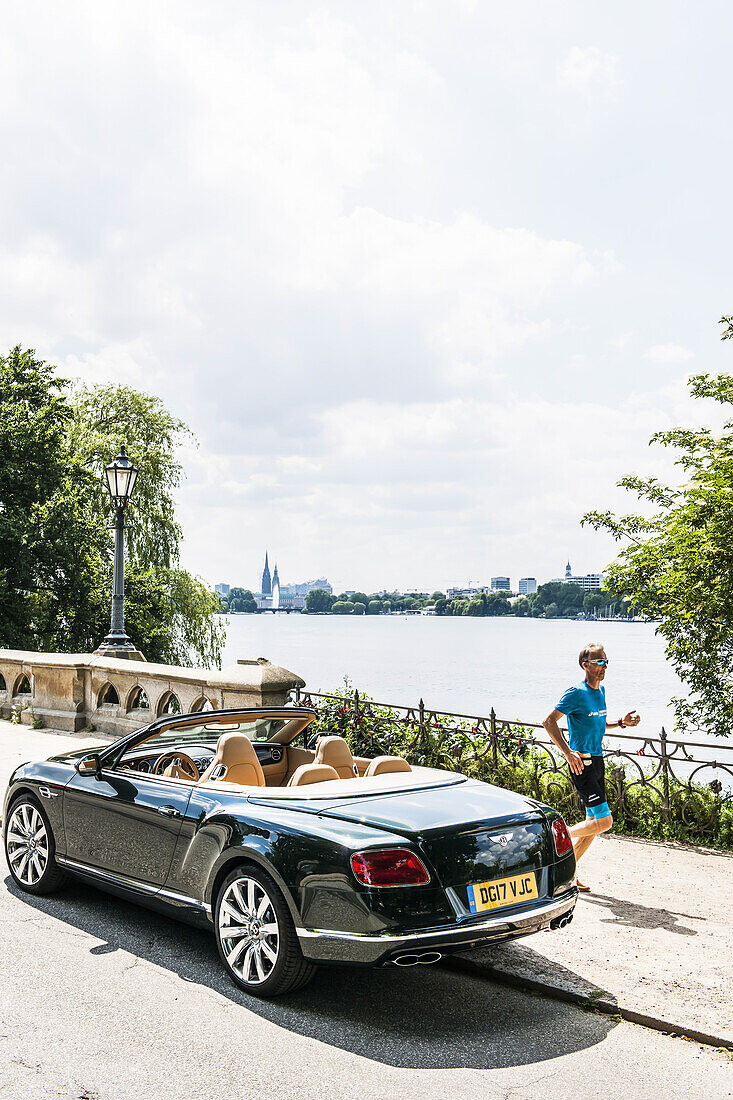 Bentley Sportcoupé Continental GT Cabrio an der Aussenalster in Hamburg, Hamburg, Norddeutschland, Deutschland