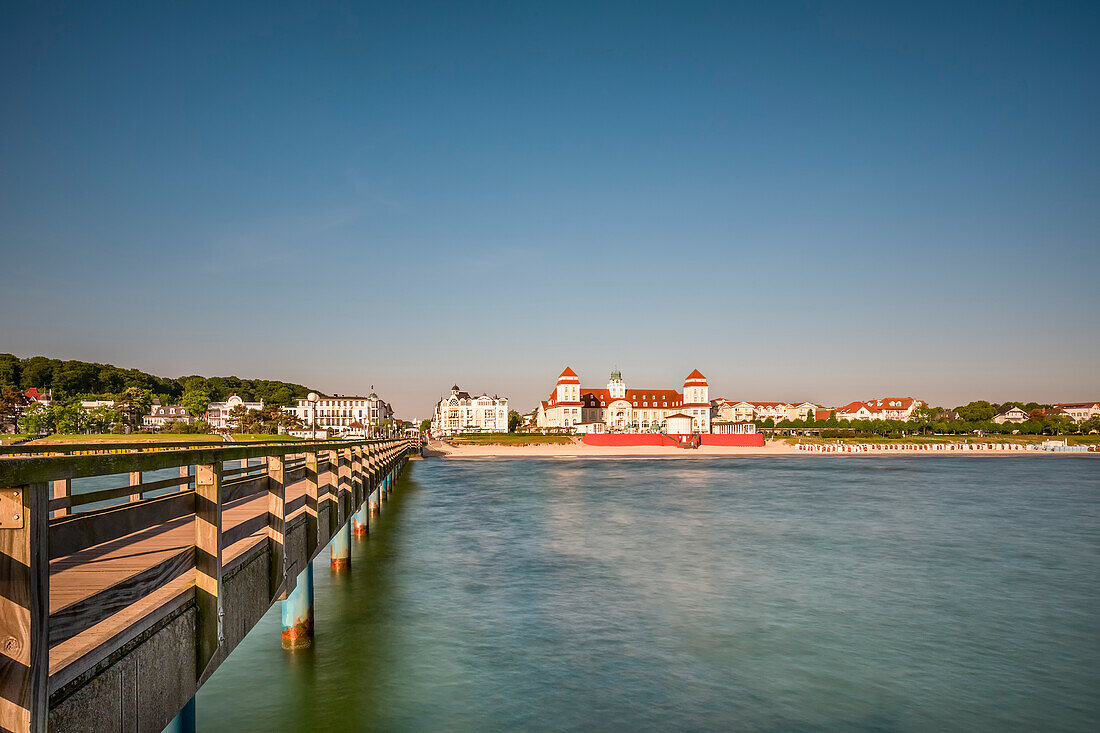 Blick von der Seebrücke auf Kurhaus, Binz, Rügen, Mecklenburg-Vorpommern, Deutschland
