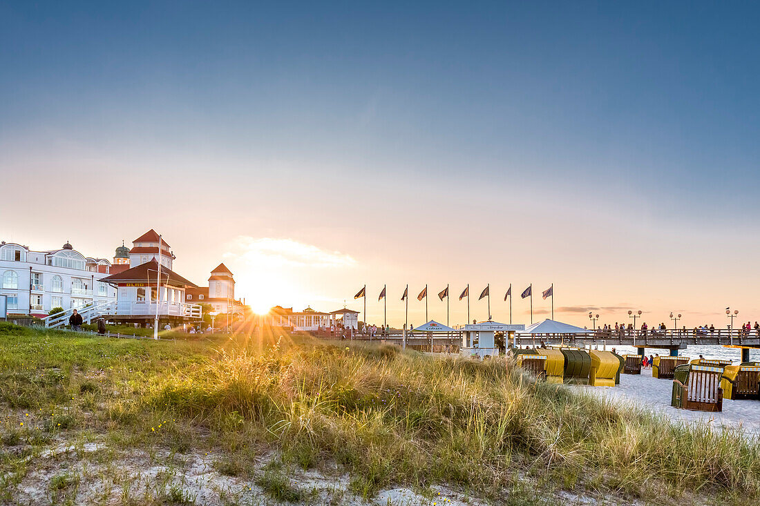 Kurshaus im Gegenlicht, Strandkörbe bei Sonnenuntergang, Binz, Rügen, Mecklenburg-Vorpommern, Deutschland