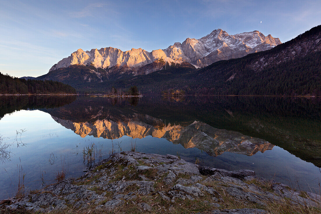 Zugspitzmassiv spiegelt sich im Eibsee, Werdenfelser Land, Bayern, Deutschland