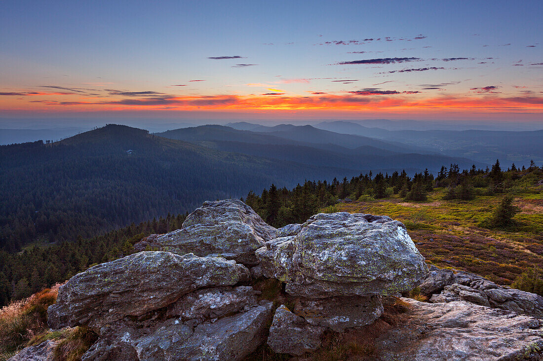 Blick vom Richard-Wagner-Kopf zum Kleinen Arber und über den Lamer Winkel, Großer Arber, Bayrischer Wald, Bayern, Deutschland