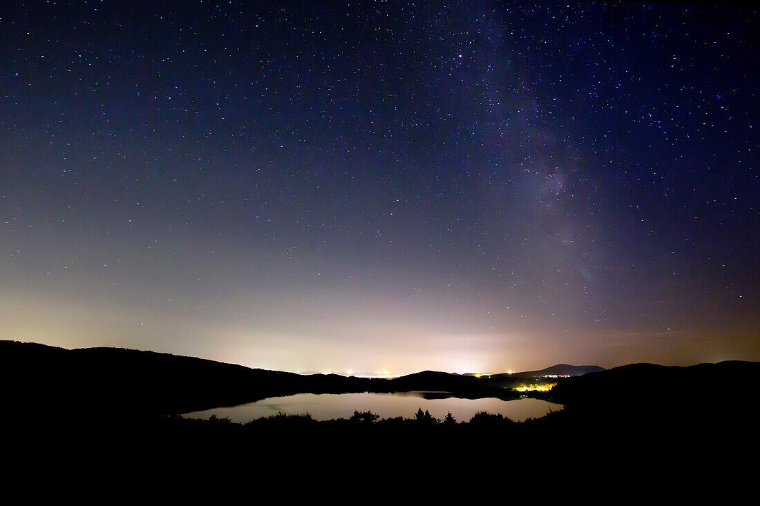 Sternenhimmel über dem Laacher See, bei Maria Laach, Eifel, Rheinland-Pfalz, Deutschland