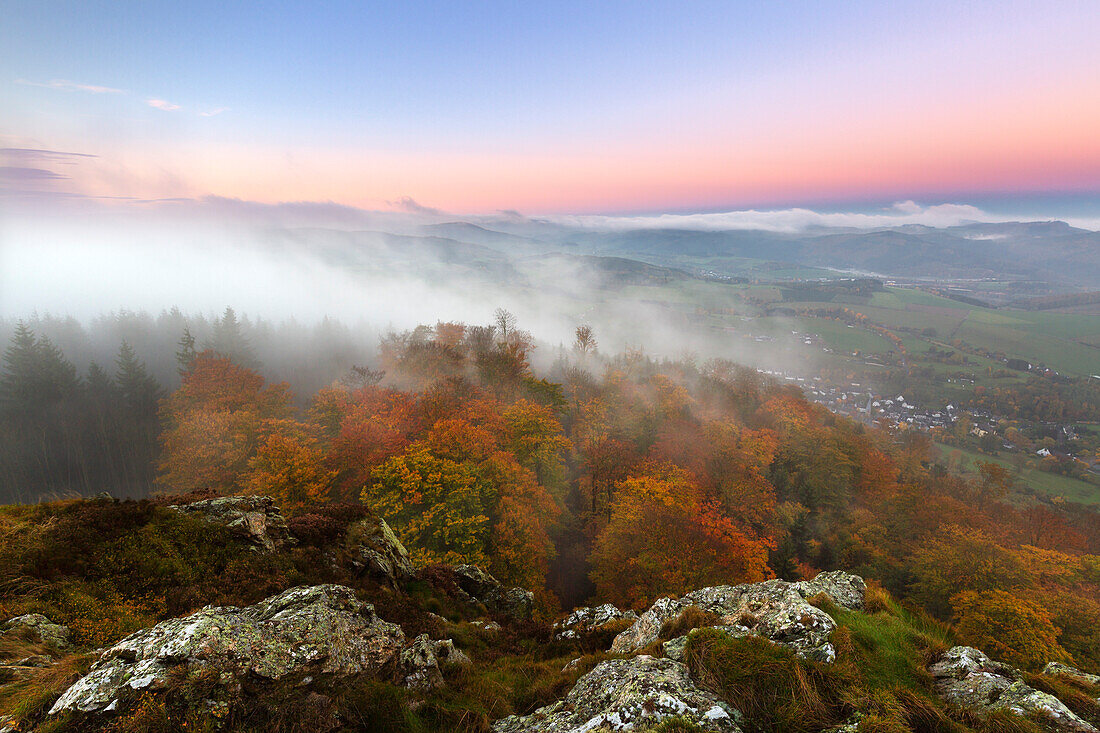 Morgennebel, Bruchhauser Steine, bei Olsberg, Rothaarsteig, Rothaargebirge, Sauerland, Nordrhein-Westfalen, Deutschland