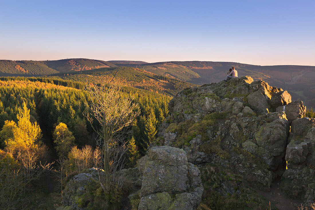 Paar auf den Bruchhauser Steinen, bei Olsberg, Rothaarsteig, Rothaargebirge, Sauerland, Nordrhein-Westfalen, Deutschland