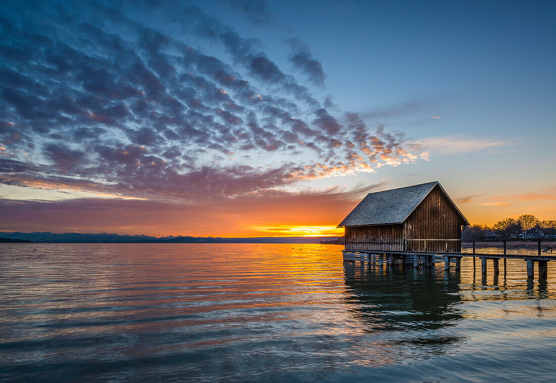 Bootshaus im Sonnenuntergang, Herrsching am Ammersee, Bayern, Deutschland