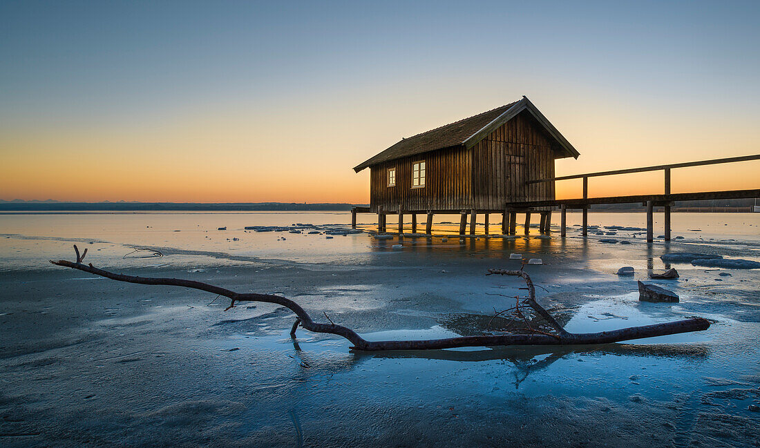 Eis am Ufer des Ammersees bei Sonnenuntergang, Stegen, Bayern, Deutschland