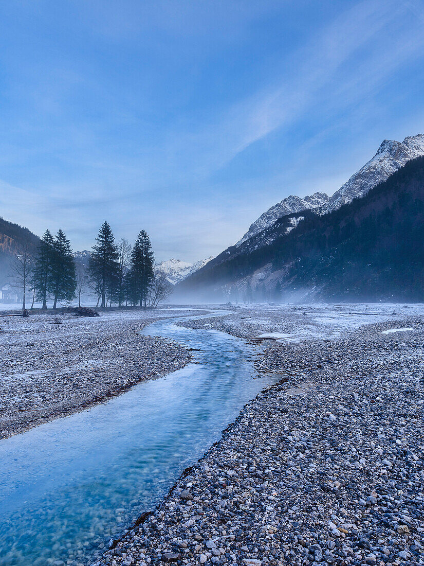 Eisige Kälte am Rißbach, Karwendel, Tirol, Österreich