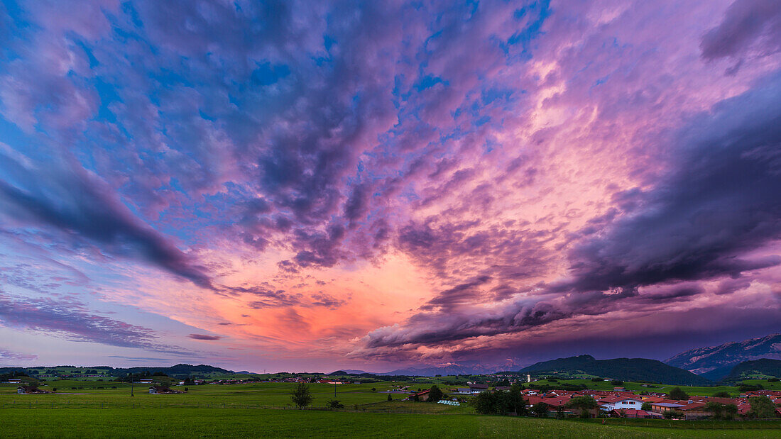 Dramatischer Himmel über Pfronten nach einem Gewitter, Allgäu, Deutschland