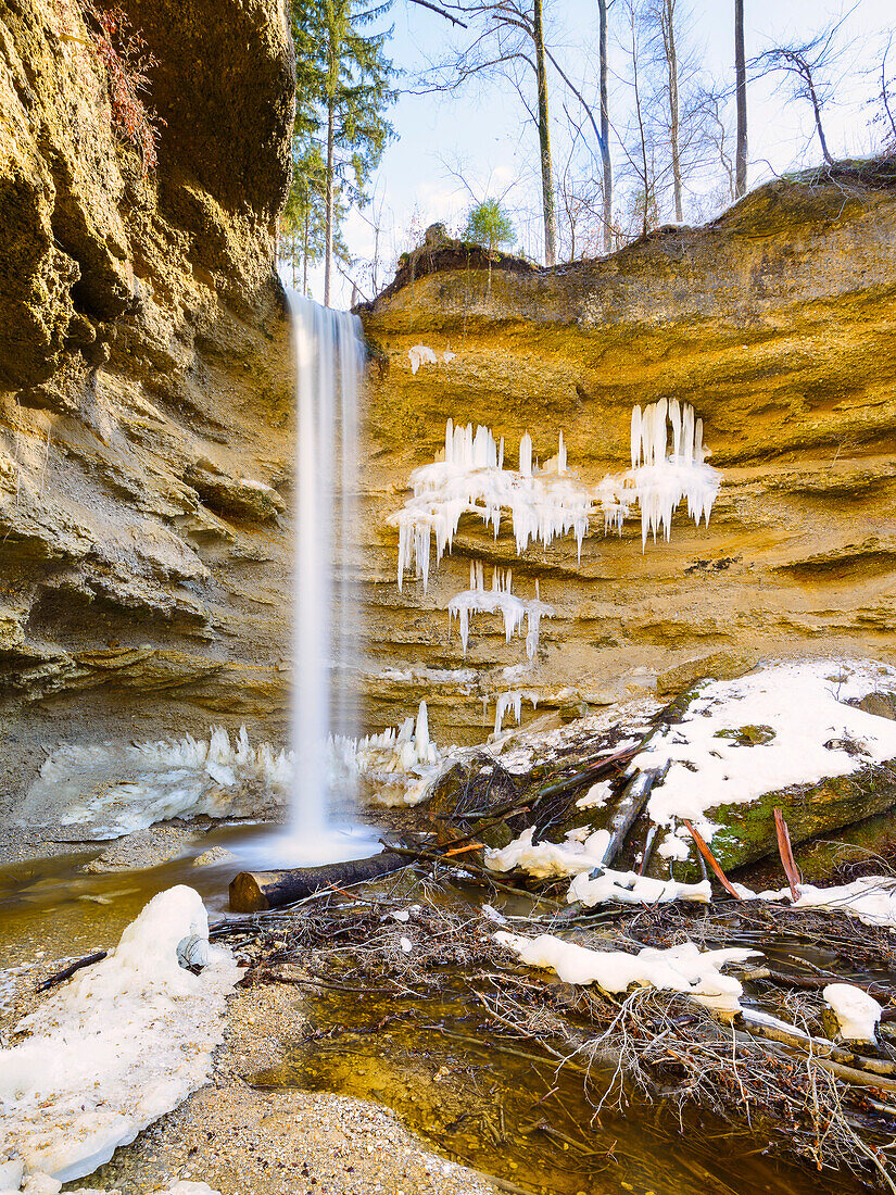 Wasserfall in der Pahler Schlucht im Winter, Fünfseenland, Bayern, Deutschland