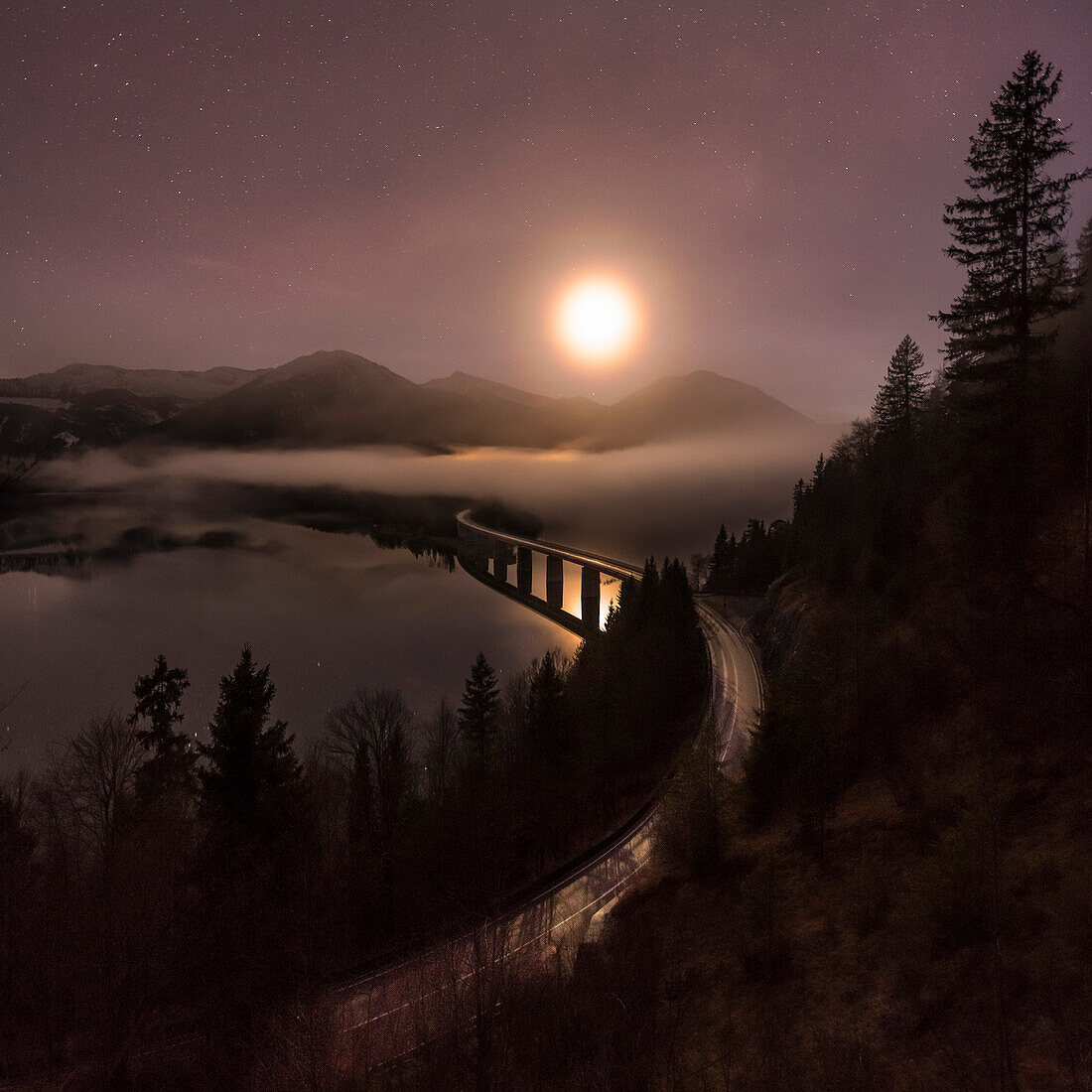 Nebel zieht auf an der Faller-Klamm-Brücke über den Sylvensteinspeicher bei Nacht, Lenggries, Bayern, Deutschland