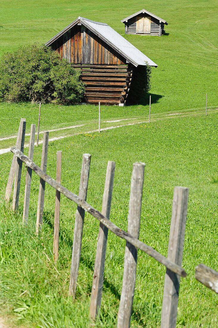 Scheune und Holzzaun bei Gerold am Wagenbrüchsee, Bayern, Deutschland