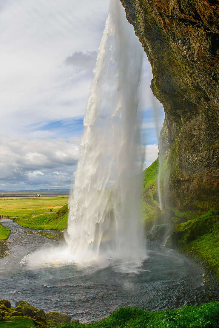 Hinter dem beindruckende Seljalandsfoss an der Ringstrasse im Süden Islands