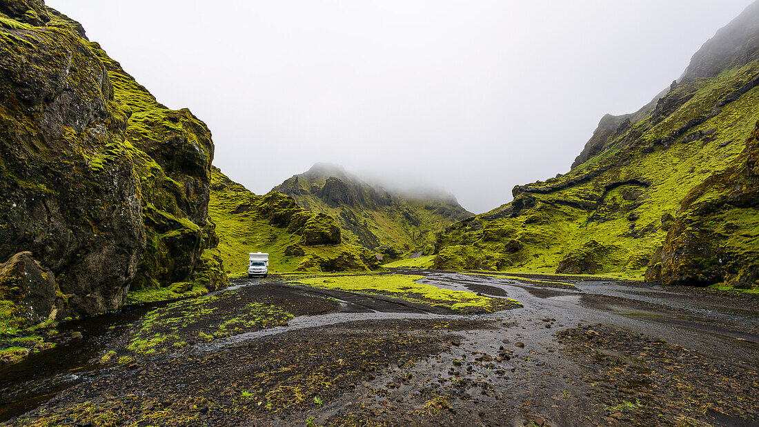 Camping im Flussbett im grünen Moos, Þórsmörk, Südküste, Island