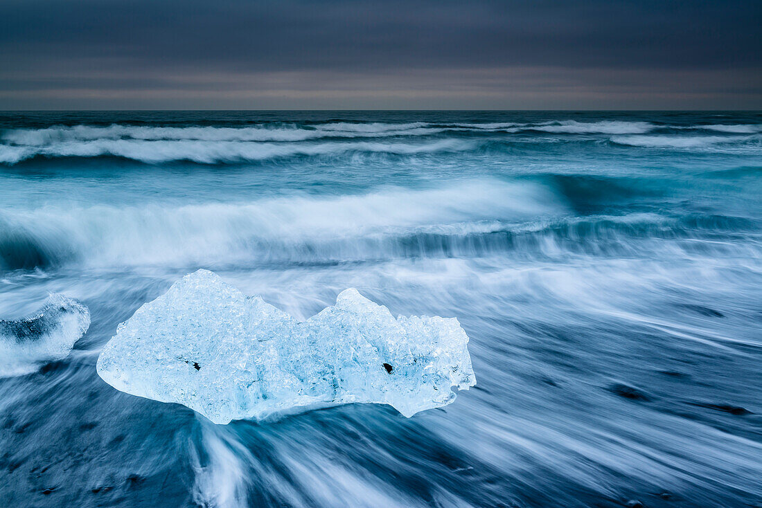 Eis am schwarzen Strand des Diamond Beach, Jokulsarlon, Südküste, Island