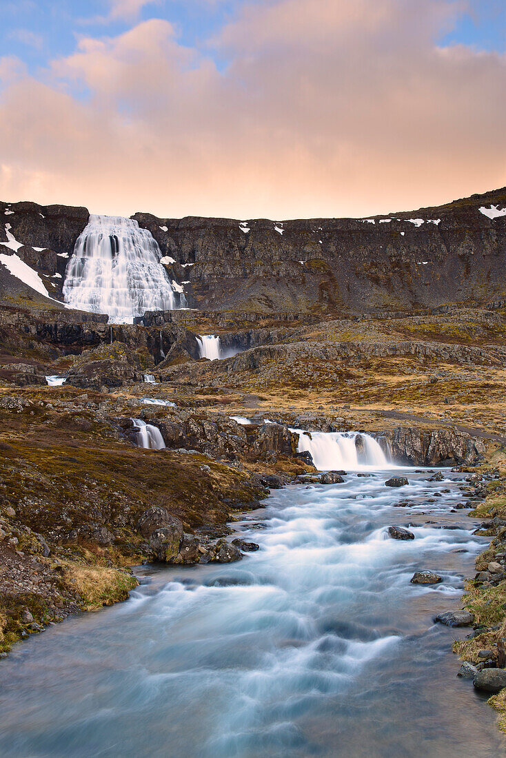 Der beeindruckende Dynjandi Wasserfall in den Westfjorden auf Island