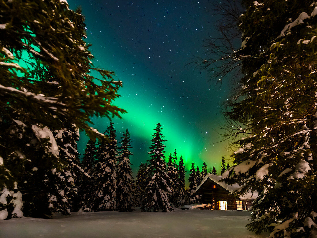 log cabin with northern lights in Luosto, Pyhä-Luosto National park, finnish Lapland