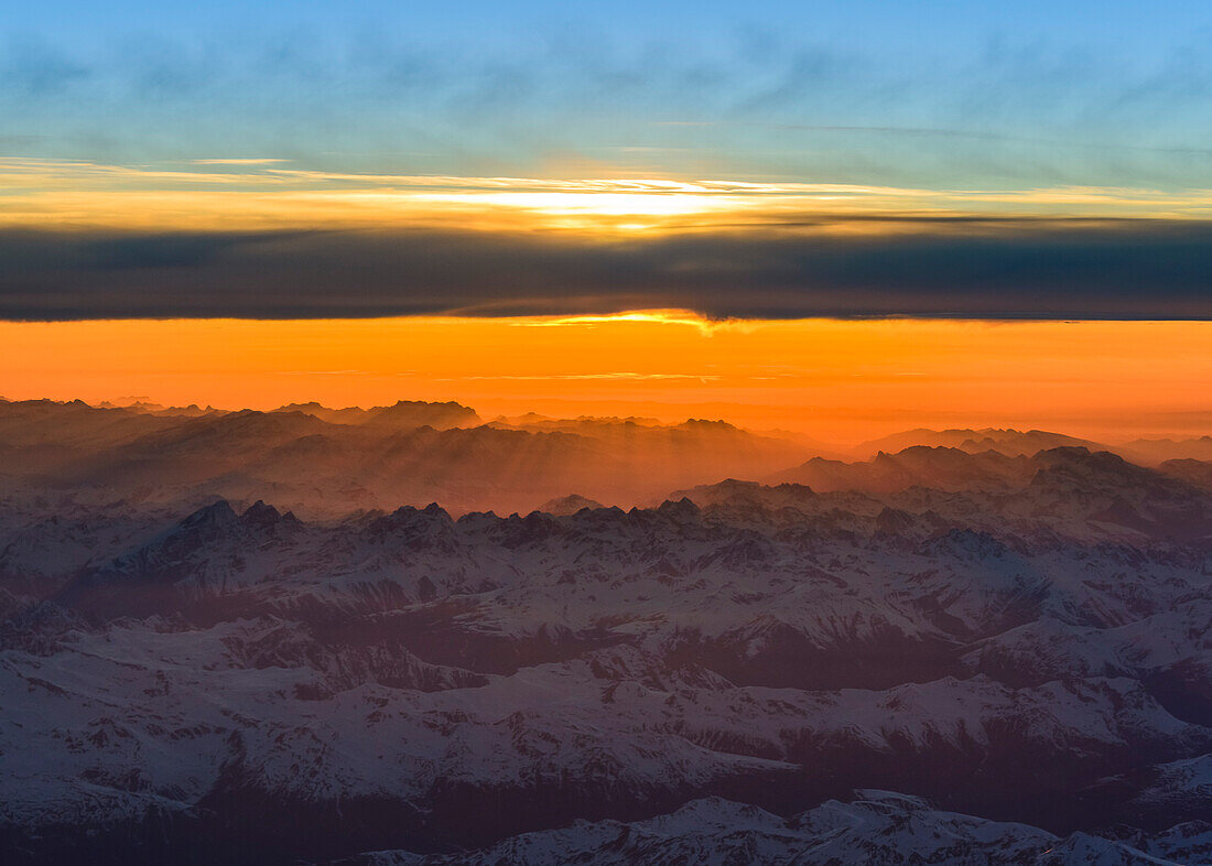 Sonnenstrahlen beleuchten die Alpentäler, Luftaufnahme, österreichische Alpen