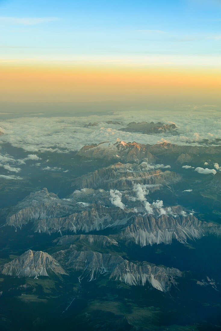Luftaufnahme bei Sonnenuntergang über den Dolomiten, Venetien, Italien