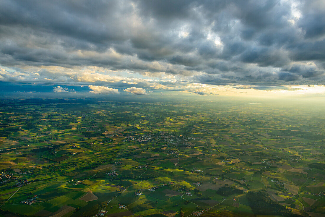 Luftaufnahme leuchtend grüner Wiesen in Franken, Bayern, Deutschland