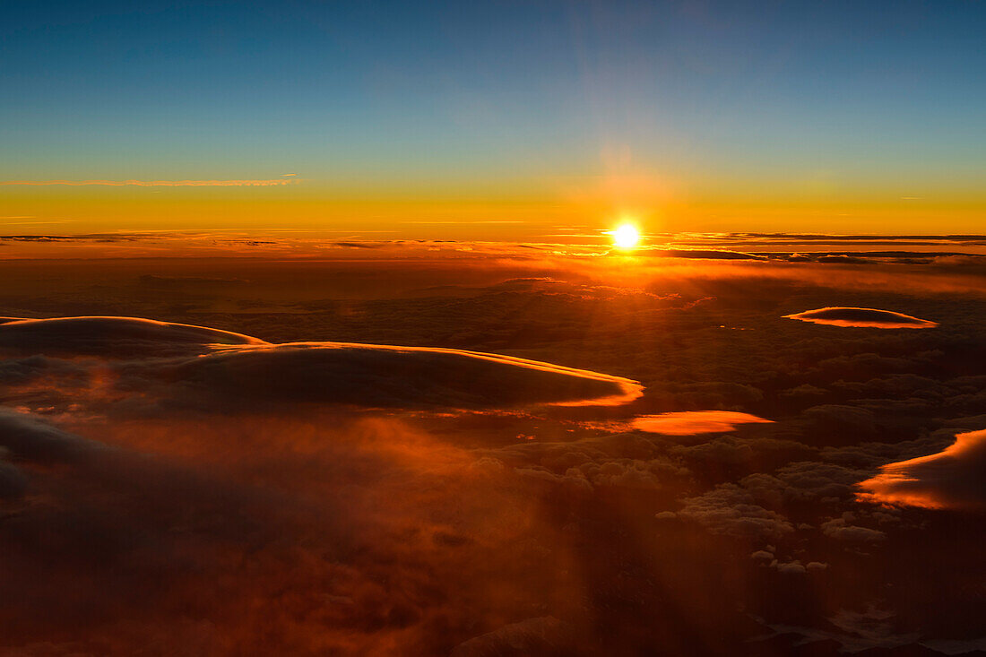 Lenticularis Wolken im Sonnenuntergang aus dem Cockpit aufgenommen, Südalpen, Italien