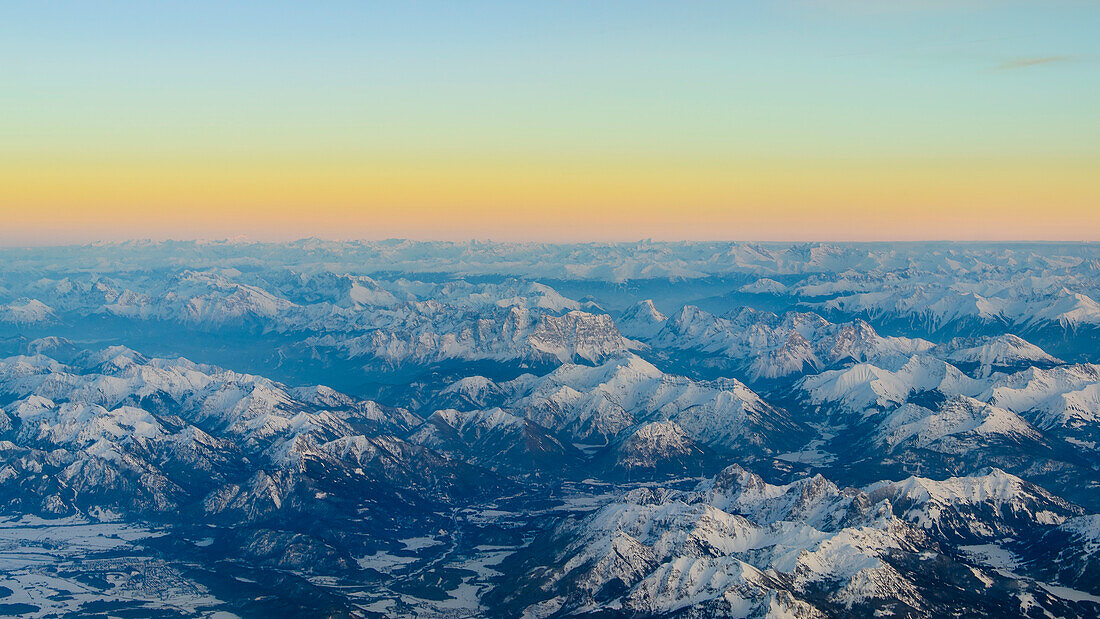 Sonnenaufgang in den schneebedeckten Alpen bei Kufstein, Tirol, Österreich