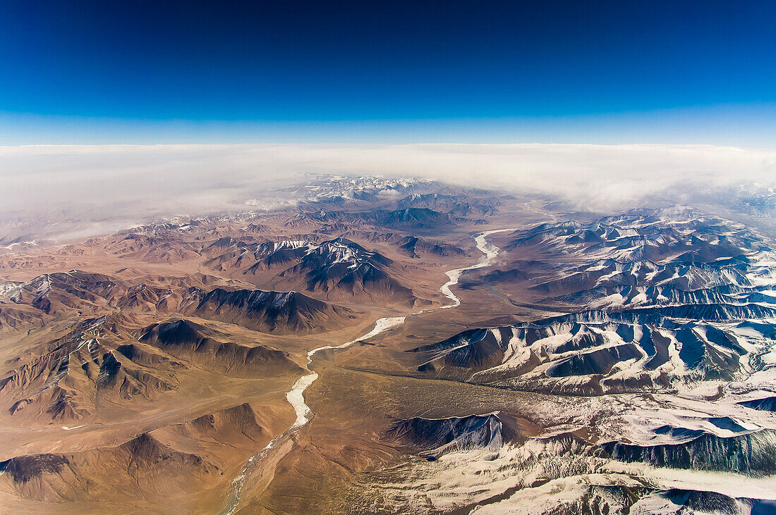 Gefrohrener Fluss auf einer Hochebene in Kirgisien