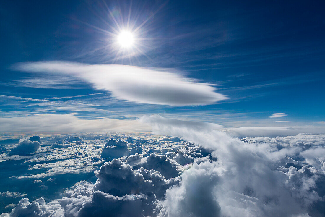 Luftbild einer Lenticularis Wolke in großer Höhe