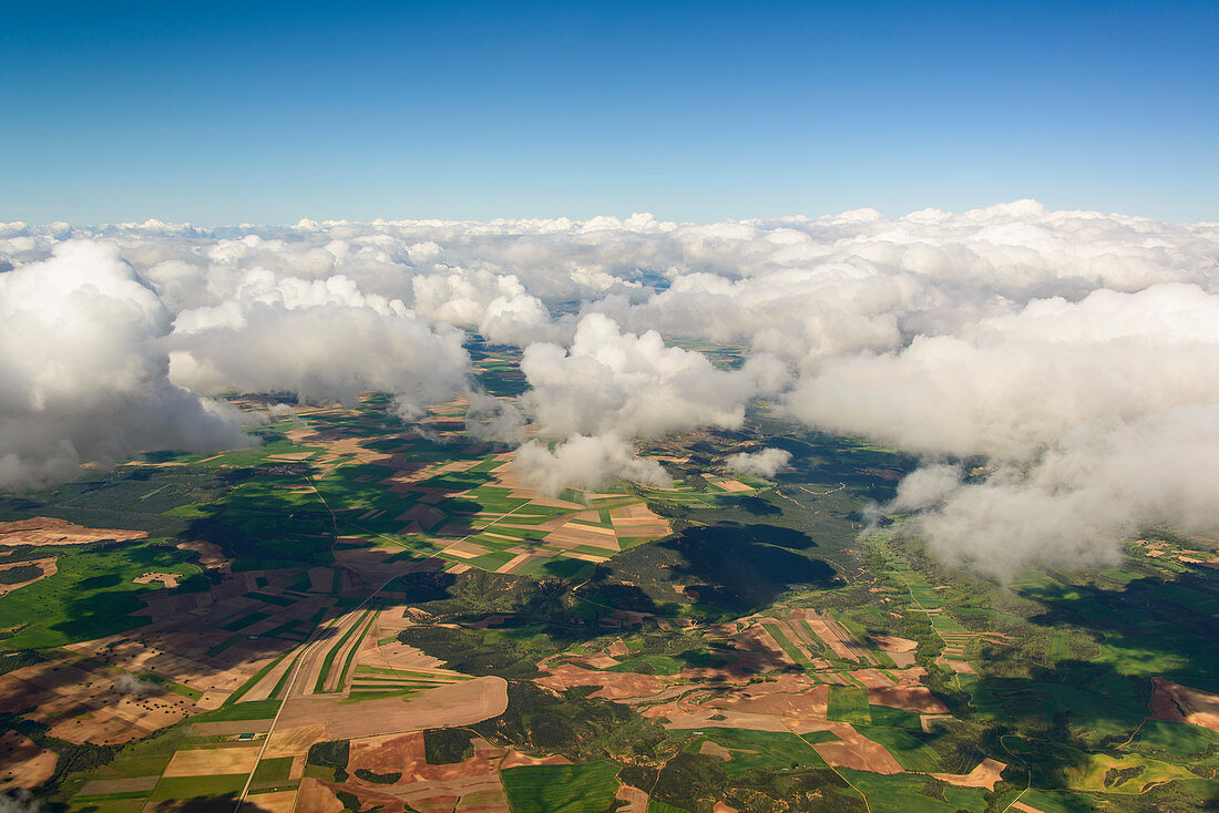 Ein Wolkenloch gibt den Blick frei auf die Felder und Wiesen östlich von Madrid, Spanien